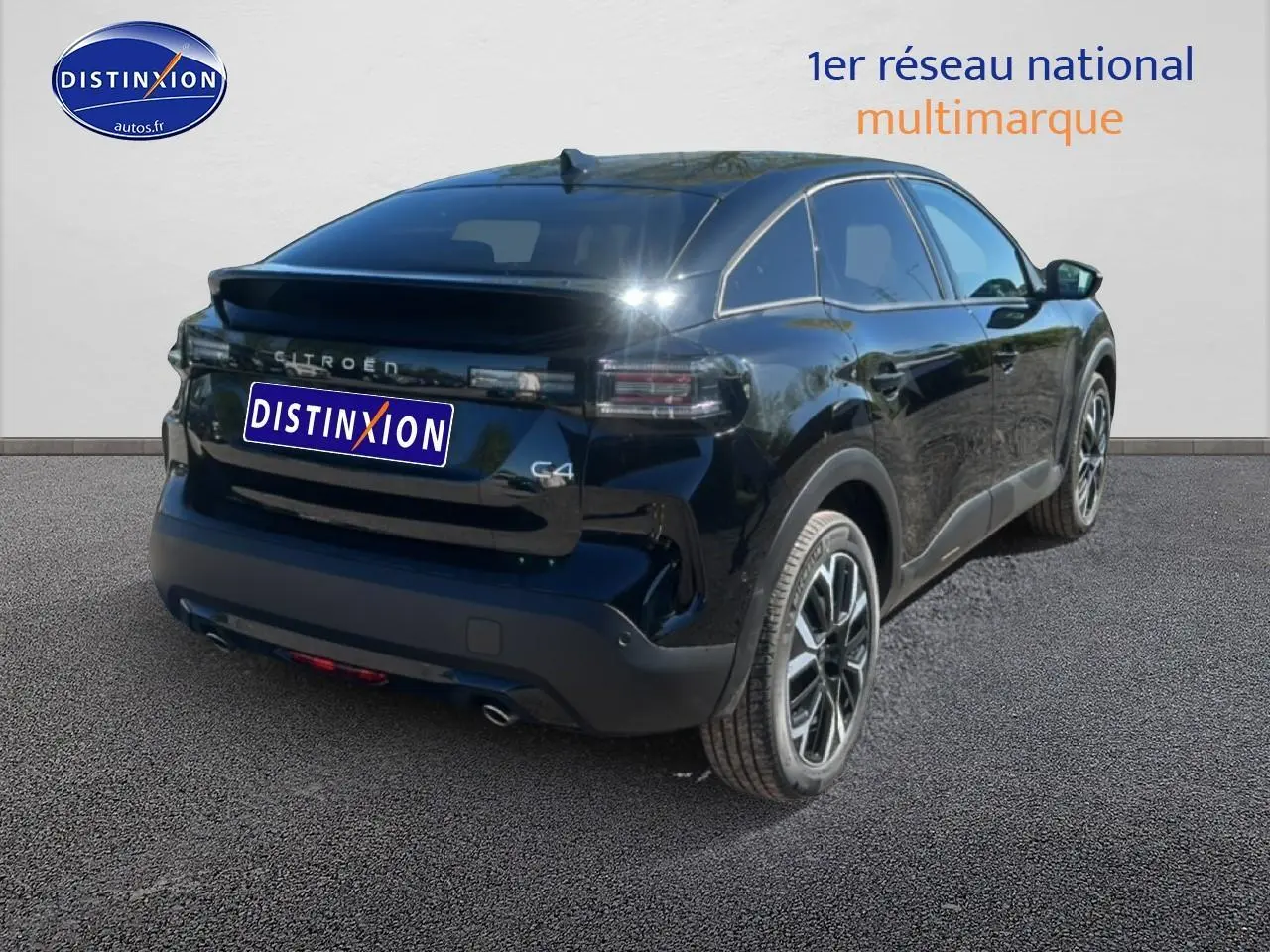 Vue 3/4 arrière droite d'une Citroën C4 noire avec feux arrière LED et jantes alliage distinctives.