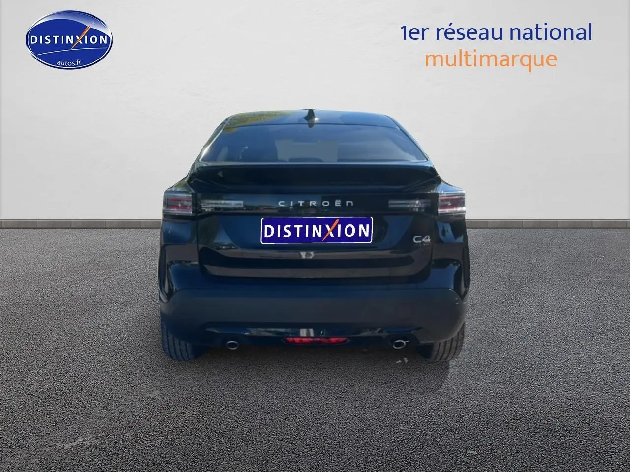 Vue arrière d'une Citroën C4 noire 2025 avec feux LED et double sortie d'échappement visible.