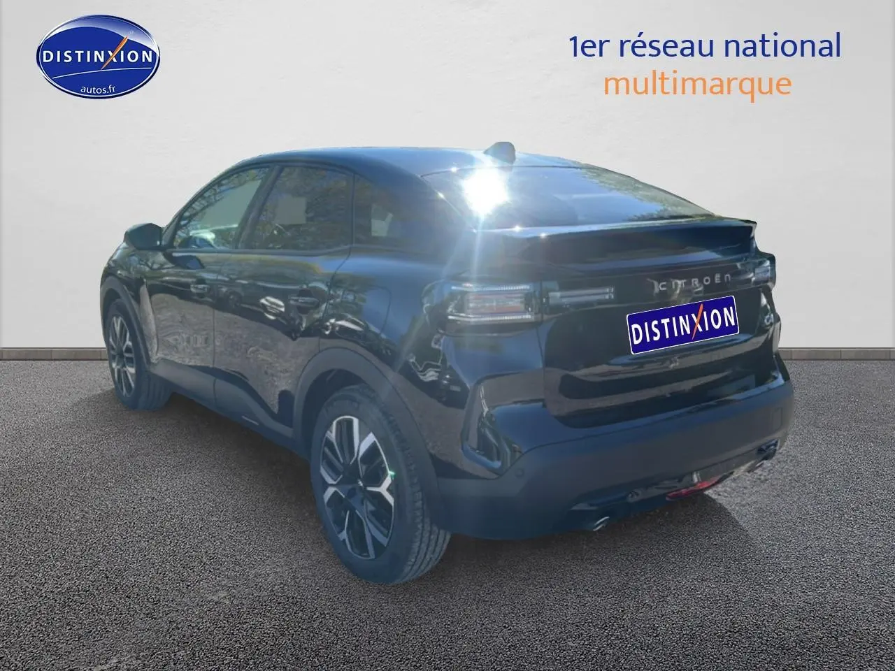 Vue 3/4 arrière droite d'une Citroën C4 noire 2025 avec jantes alu et feux arrière LED distinctifs.