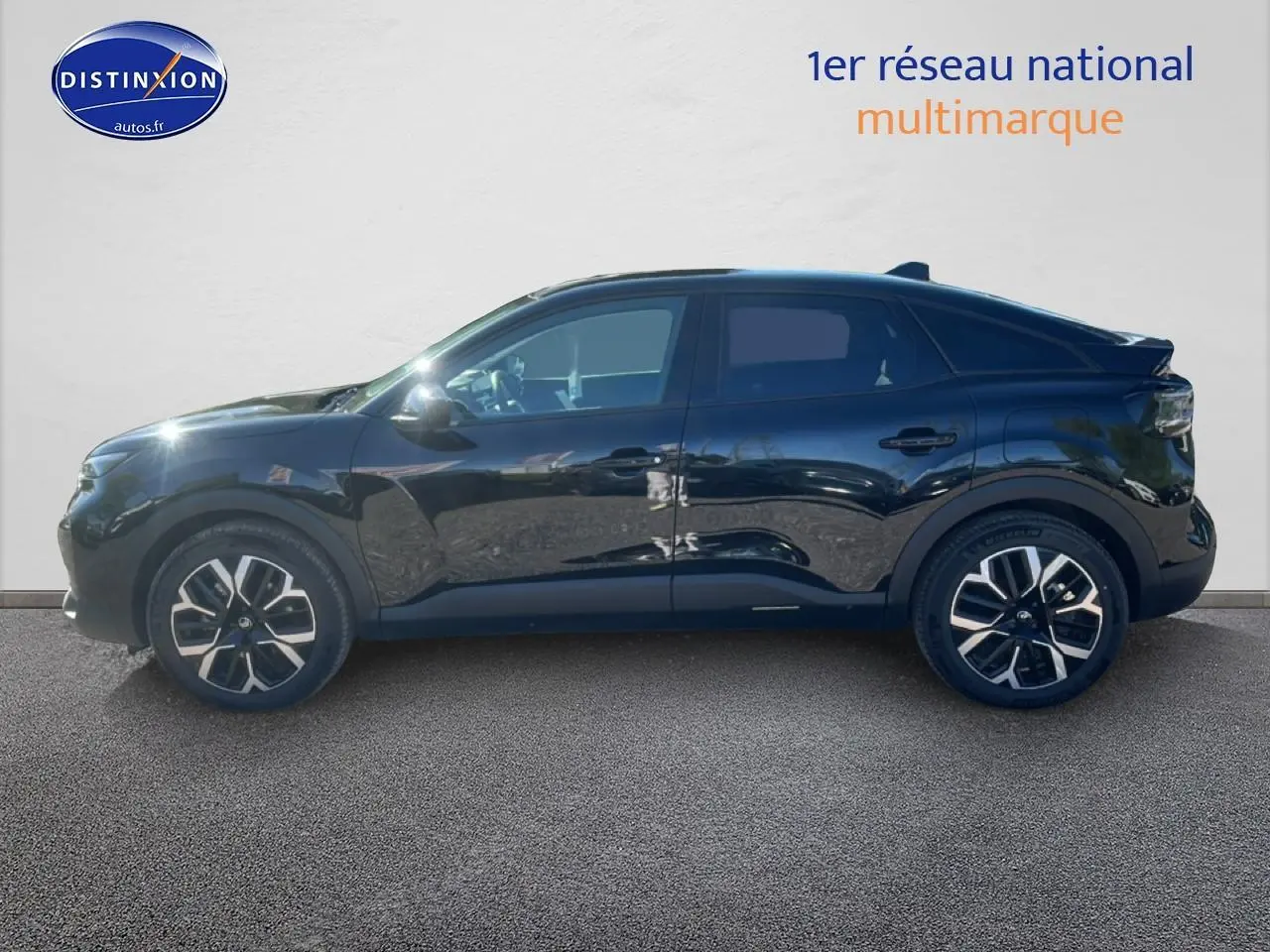 Profil latéral droit d'une Citroën C4 noire 2025 avec jantes alliage et vitres arrière surteintées.