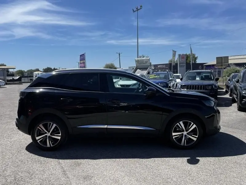 Peugeot 3008 noir vue de profil côté gauche, avec jantes alliage et lignes chromées sur la carrosserie.