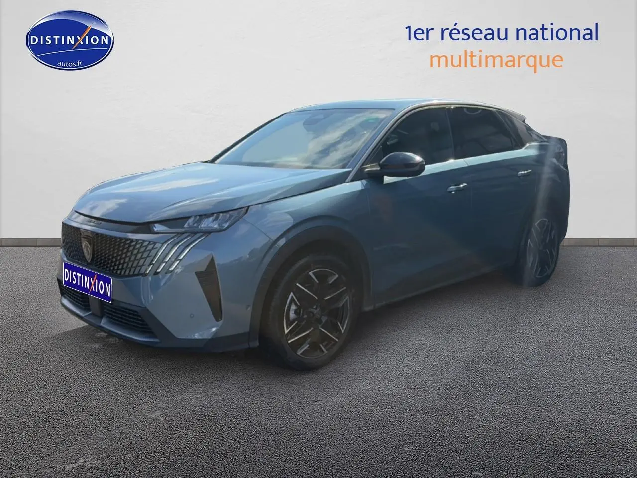 Peugeot 3008 bleu 3/4 avant droit, avec calandre distinctive et jantes alliage noires.