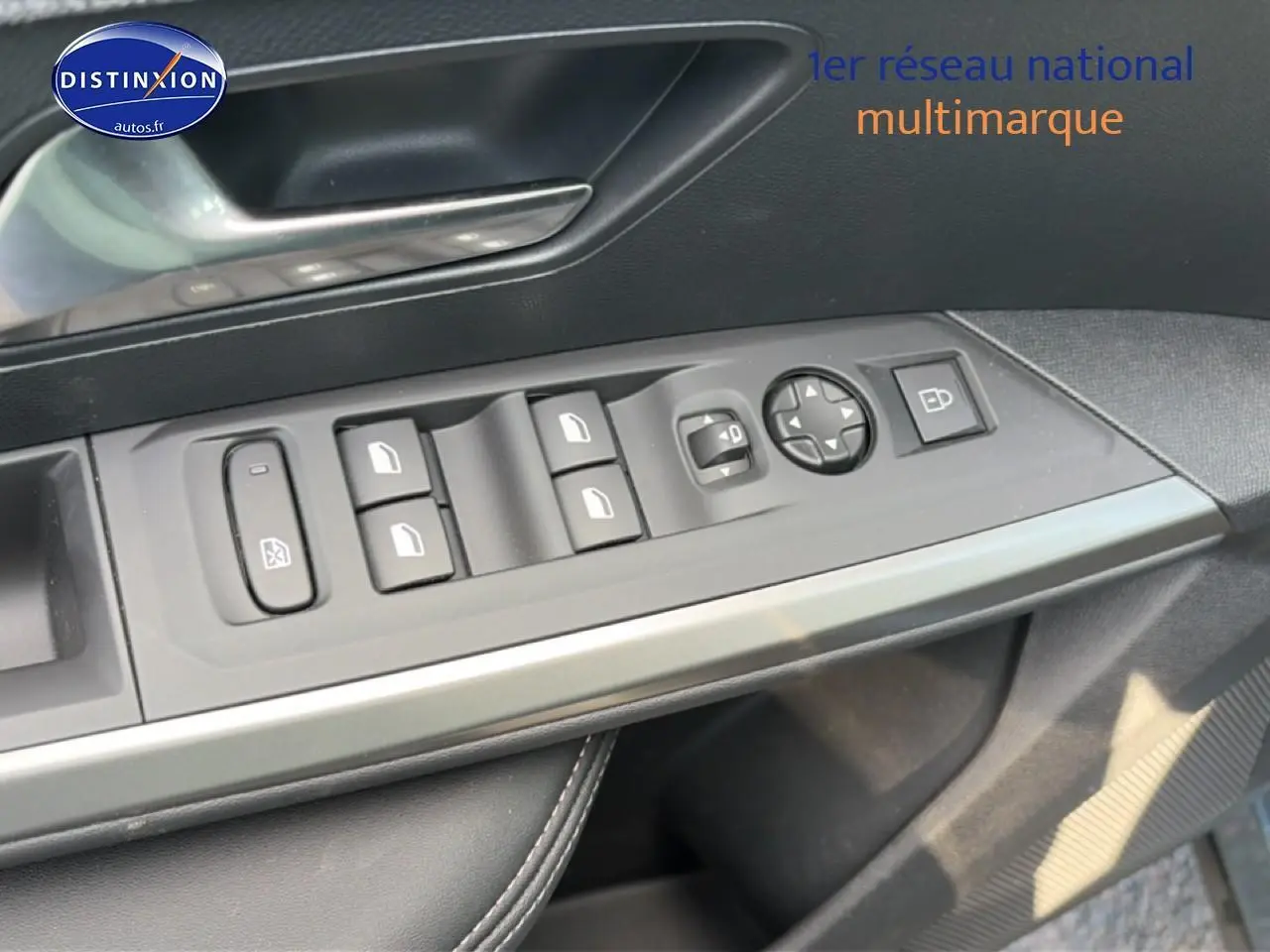 Gros plan sur les commandes des vitres et rétroviseurs côté gauche d’un Peugeot 3008 bleu 2025.