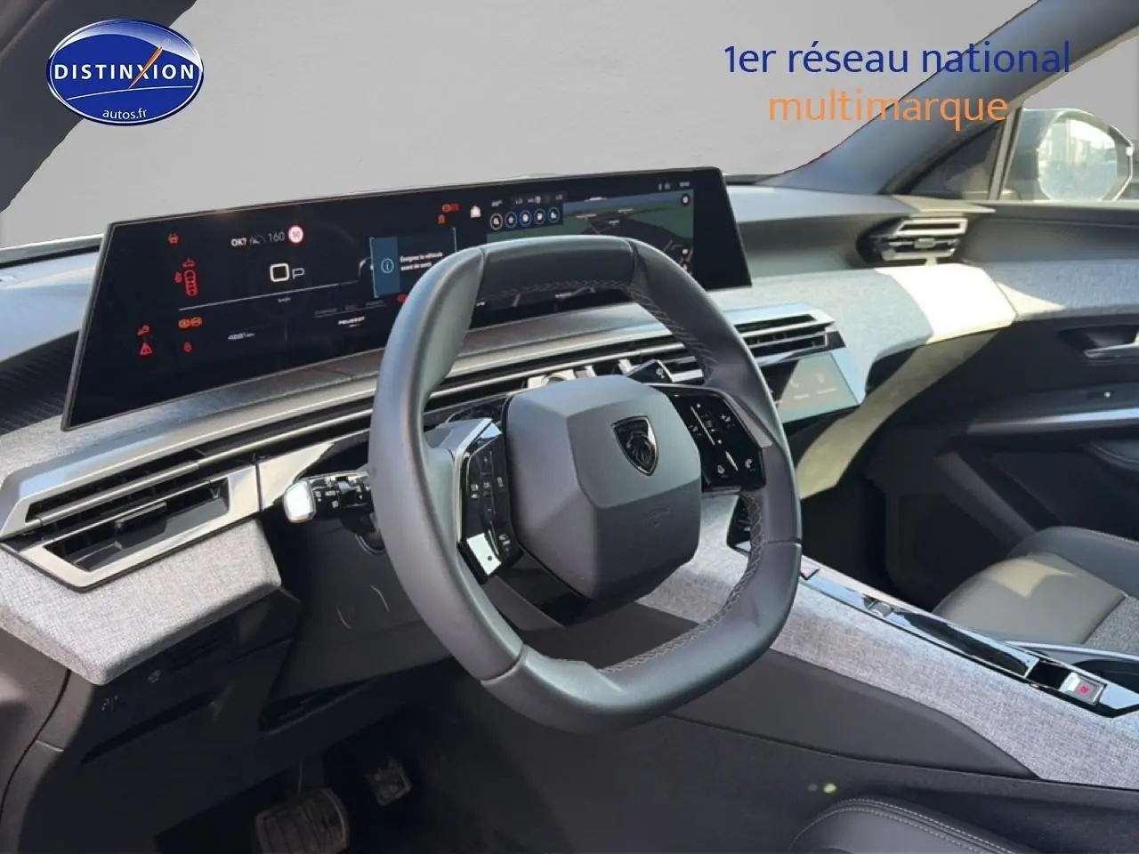 Vue intérieure côté conducteur du Peugeot 3008 2025, volant cuir et tableau de bord numérique large.