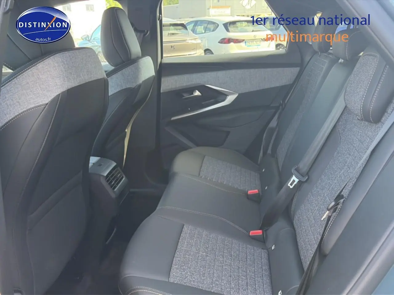 Vue latérale droite de l’habitacle arrière du Peugeot 3008 2025, sièges bi-matière gris et noir.