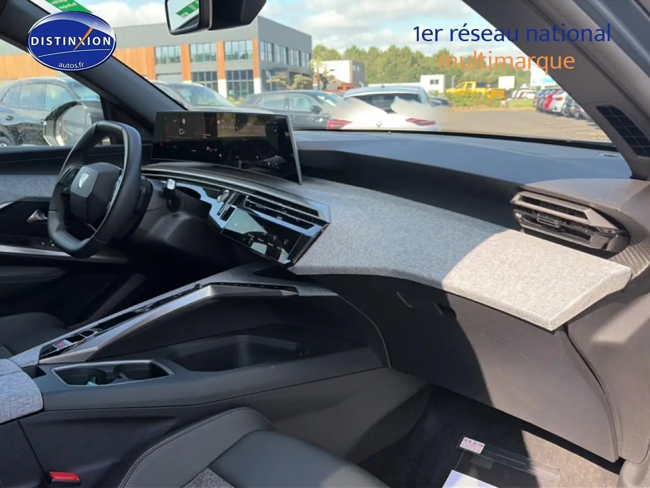 Vue intérieure côté passager du tableau de bord gris clair et noir du Peugeot 3008 1.2 hybrid 145 allure e-dcs6 2025.