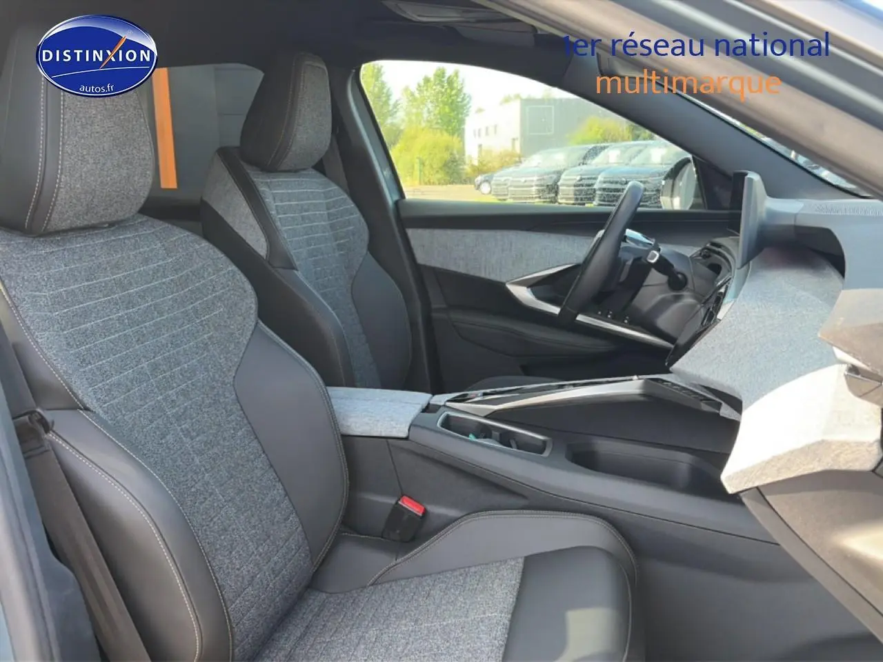 Vue intérieure côté droit du Peugeot 3008 1.2 hybrid 145 allure e-dcs6 avec sièges tissu gris et cuir noir.