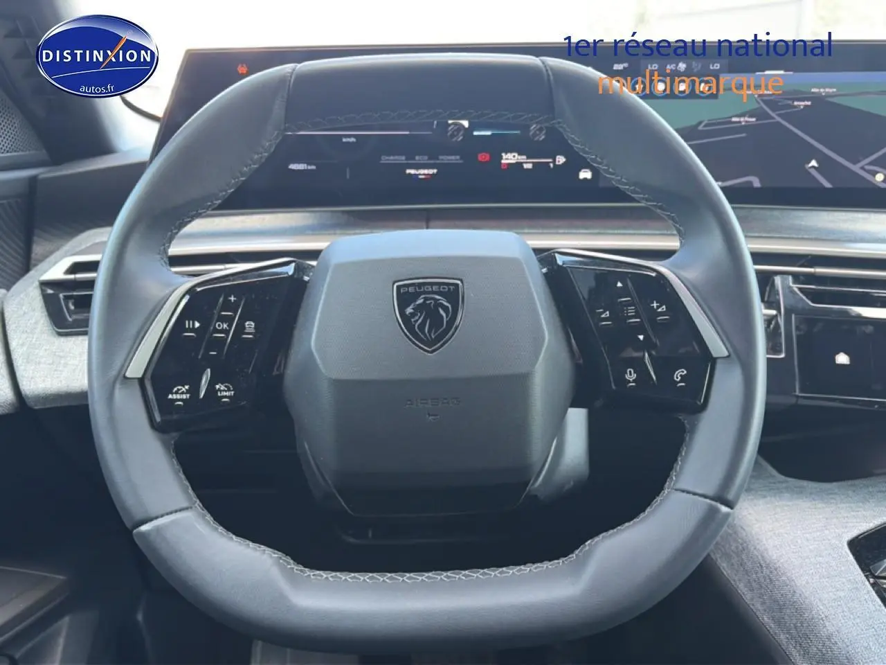Vue rapprochée du volant cuir multifonction noir du Peugeot 3008 2025 avec tableau de bord numérique et écran tactile.
