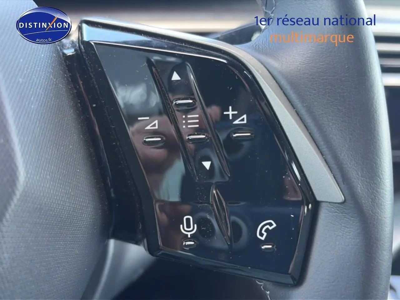 Gros plan sur les commandes au volant noir du Peugeot 3008 1.2 hybrid 145 allure e-dcs6 bleu, côté gauche.