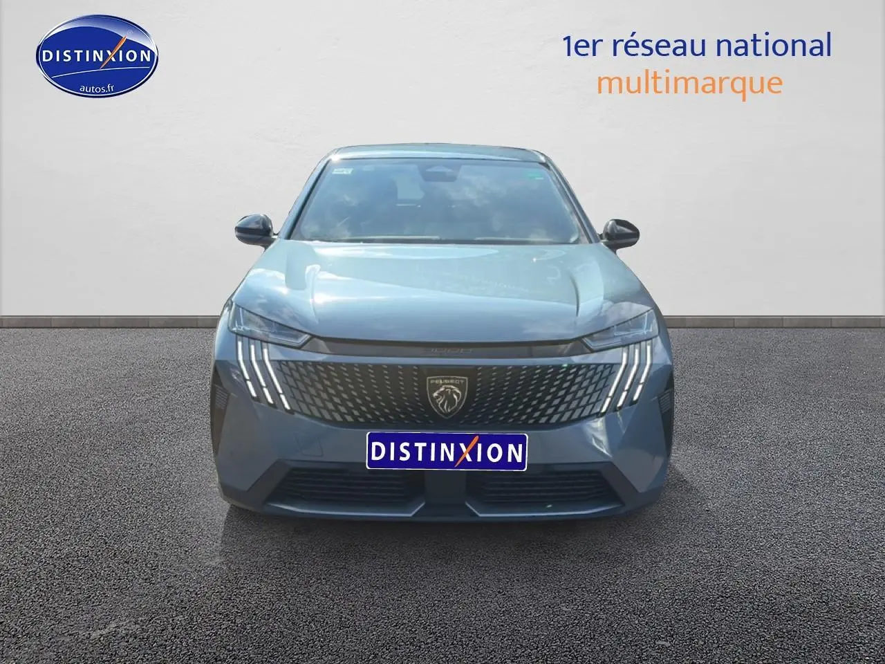Vue frontale d'un Peugeot 3008 bleu 2025 avec phares LED et calandre distinctive au lion.