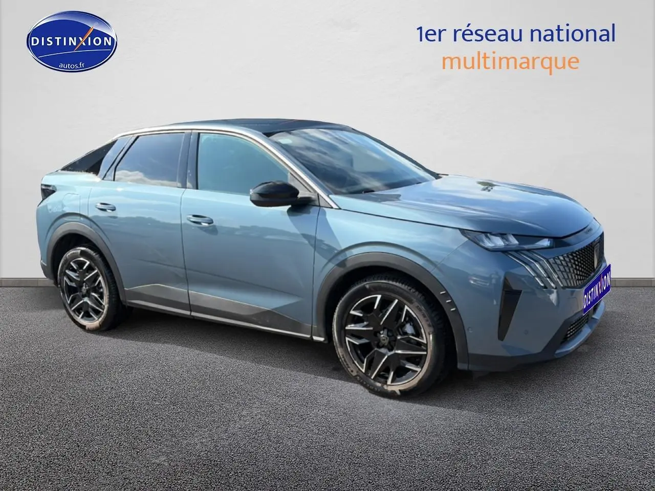Peugeot 3008 bleu 3/4 avant droit, jantes alu noires et toit noir contrasté visible sur fond neutre.