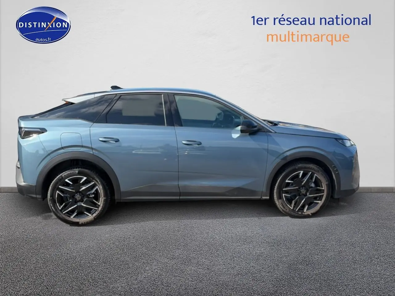 Peugeot 3008 bleu en profil droit, montrant ses jantes alu et vitres arrière surteintées.