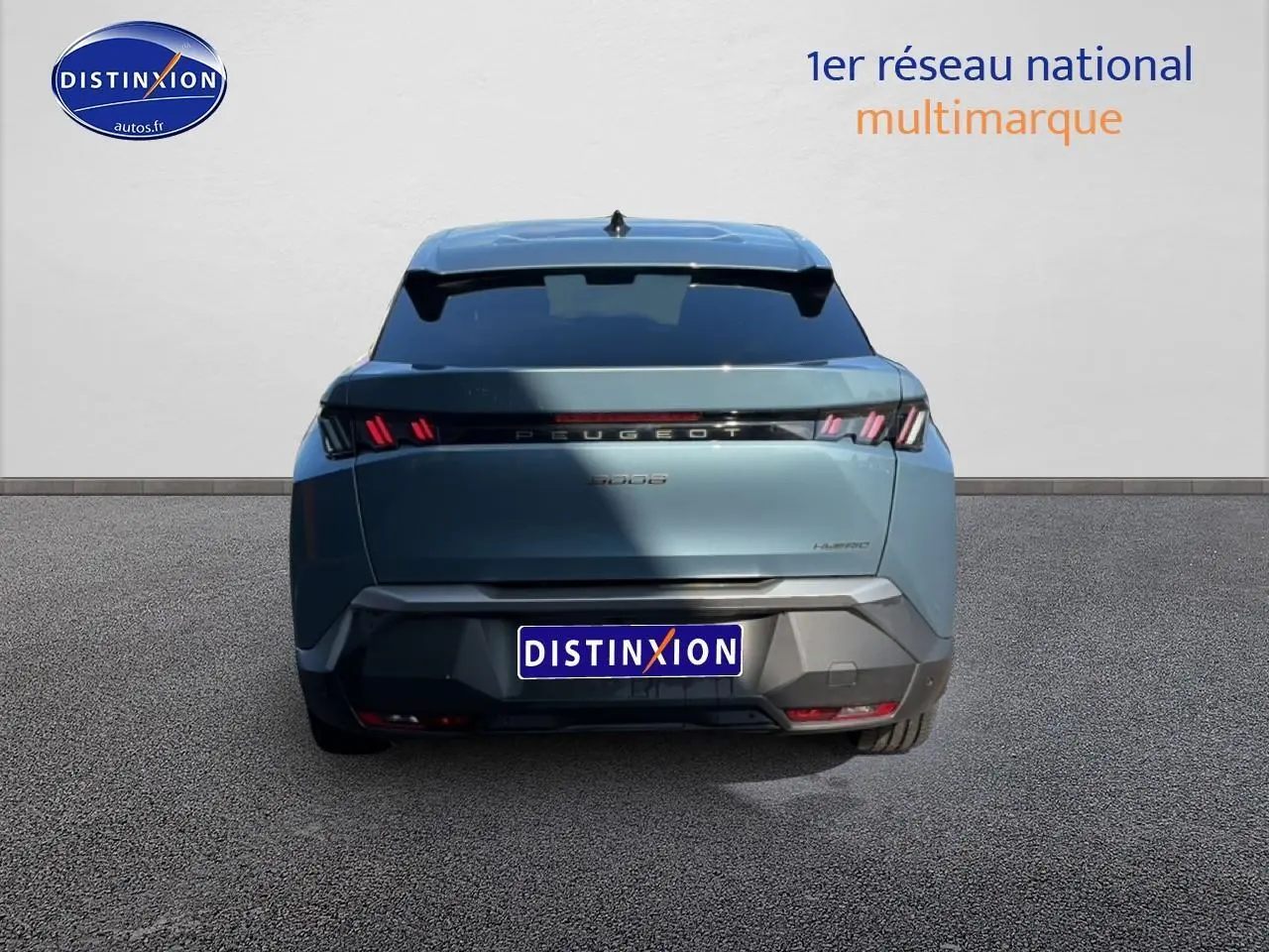 Vue arrière d’un Peugeot 3008 bleu 2025 avec feux LED caractéristiques et becquet noir.