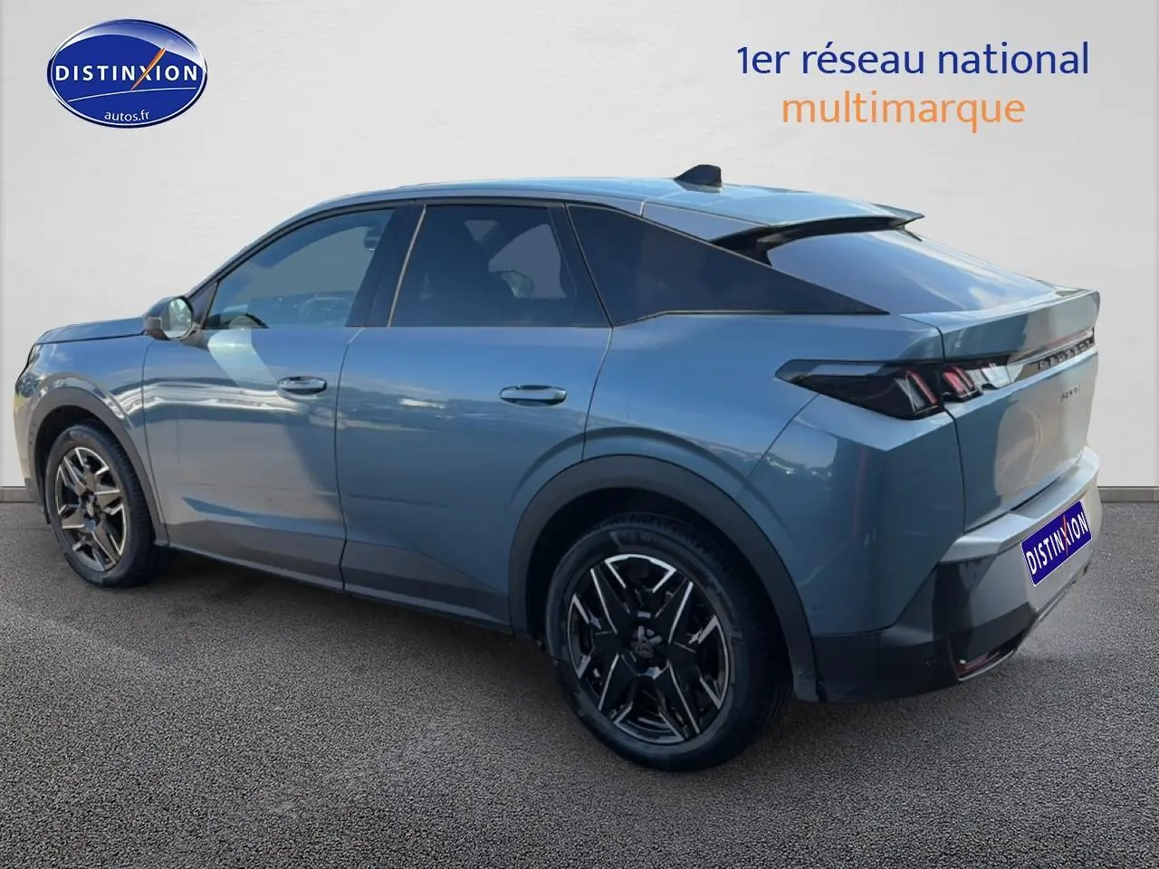 Peugeot 3008 bleu vue 3/4 arrière côté gauche, avec jantes alu noires et toit noir contrasté.