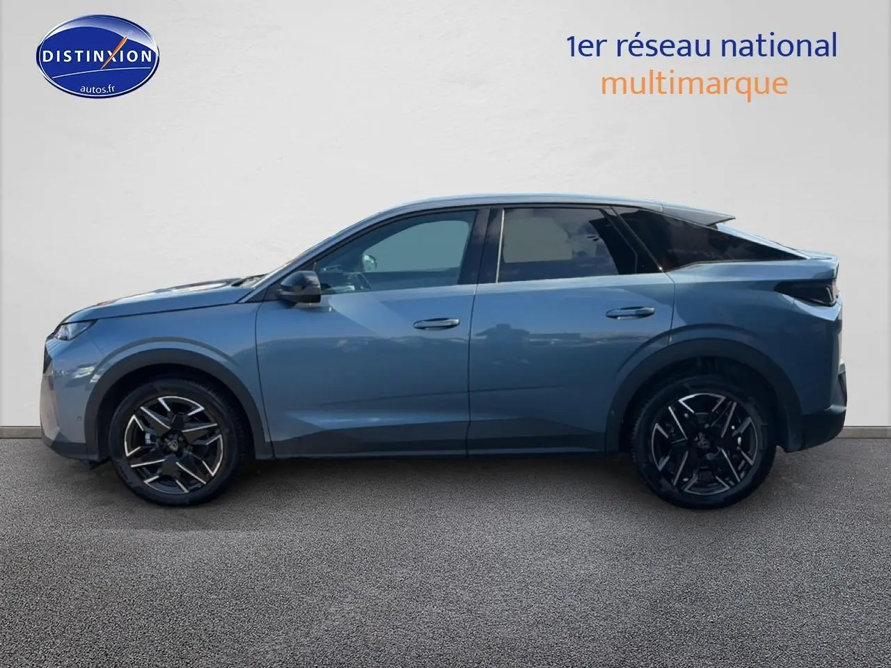 Profil droit d’un Peugeot 3008 bleu 2025 avec jantes alliage noires et toit noir contrasté.