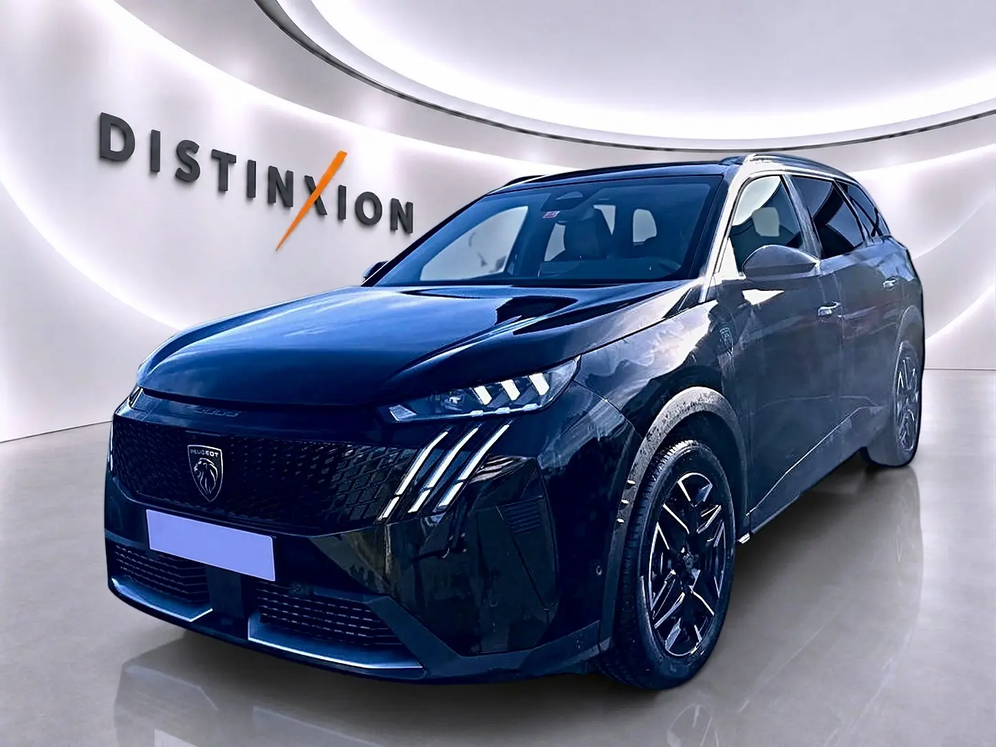 Peugeot 5008 Hybrid 145 GT noir en 3/4 avant droit, avec calandre noire et feux LED distinctifs.