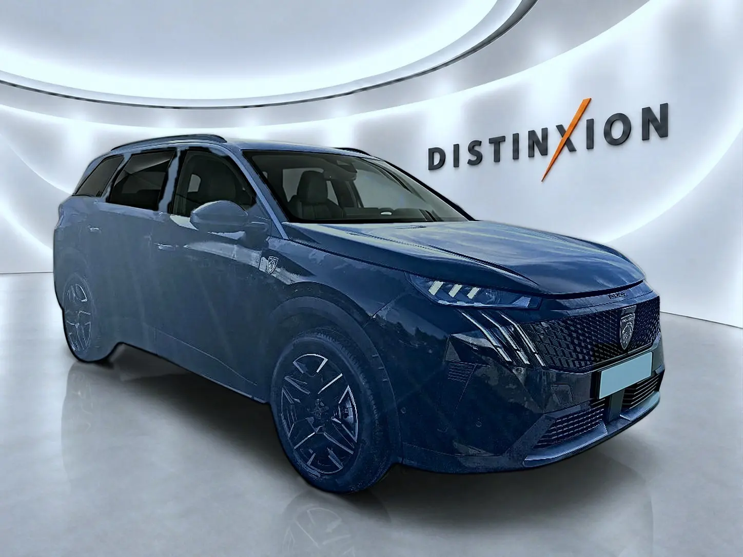 Peugeot 5008 Hybrid 145 GT noir en 3/4 avant droit, avec calandre distinctive et jantes alliage noires.