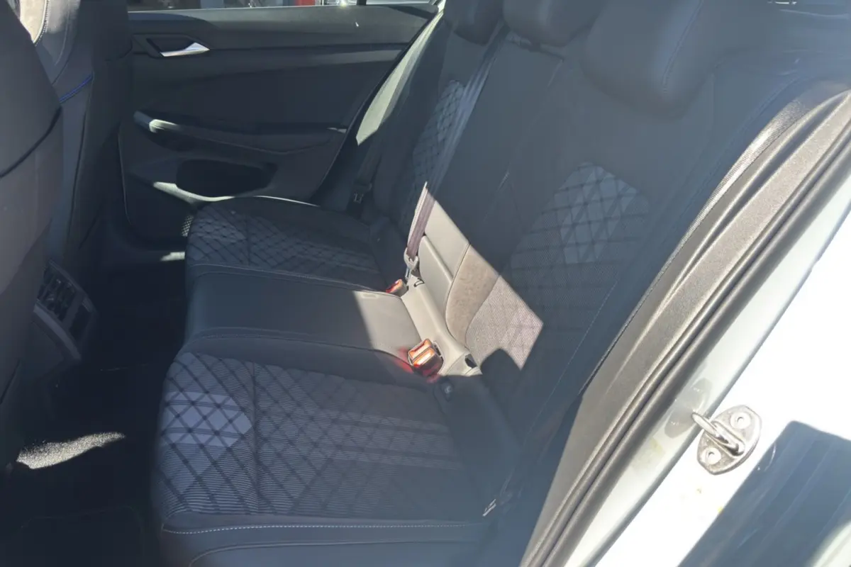 Vue côté droit sur la banquette arrière en tissu noir à motifs géométriques de la Volkswagen Golf blanc oryx.