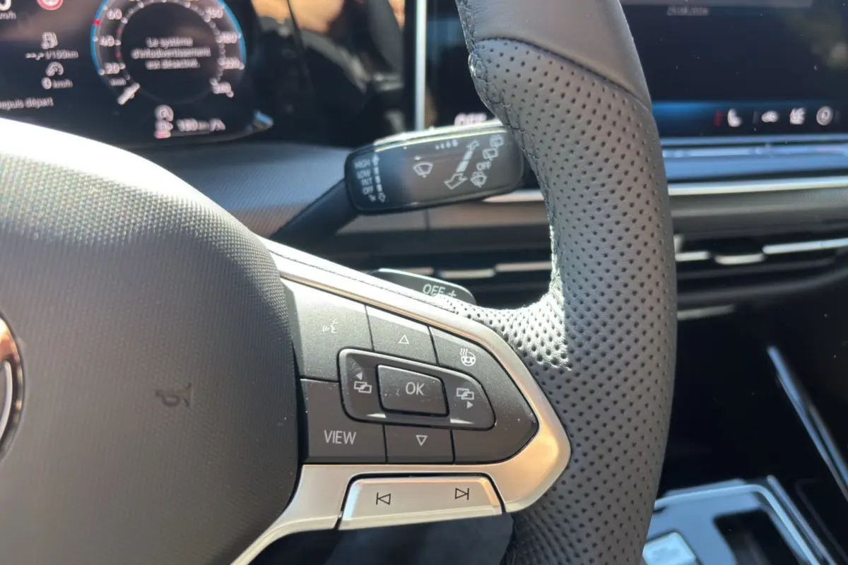 Gros plan sur le volant cuir perforé multifonctions côté gauche de la Volkswagen Golf TDI 150 R-Line 2026.
