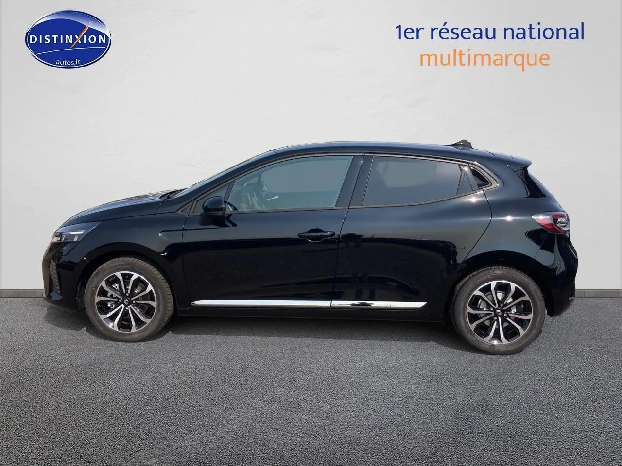 Profil côté gauche d'une Renault Clio V noire Étoile 2025 avec jantes alu et poignées ton carrosserie.