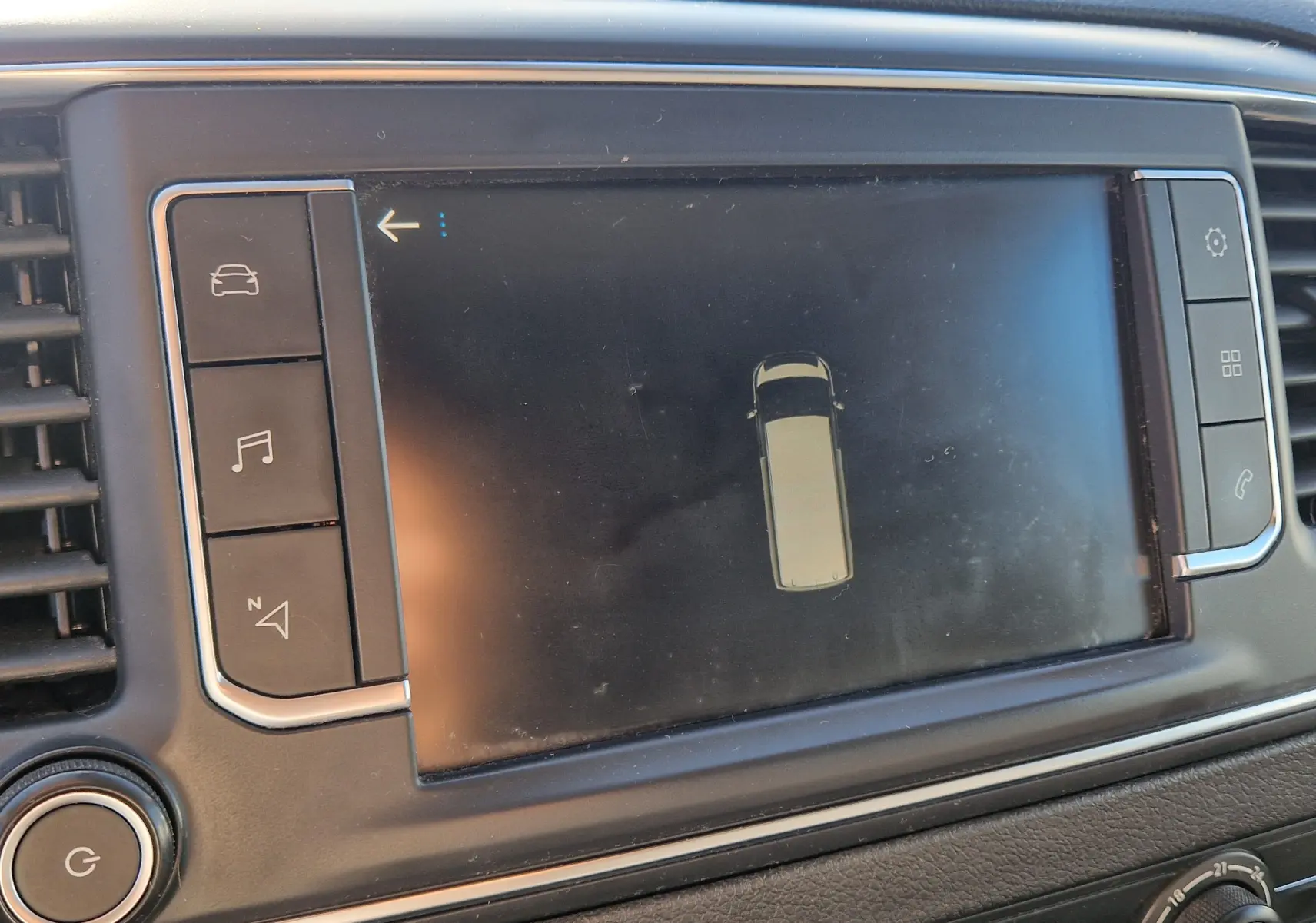 Écran tactile central du Peugeot Expert Fourgon blanc 2020 affichant la vue top-down du véhicule avec commandes latérales.