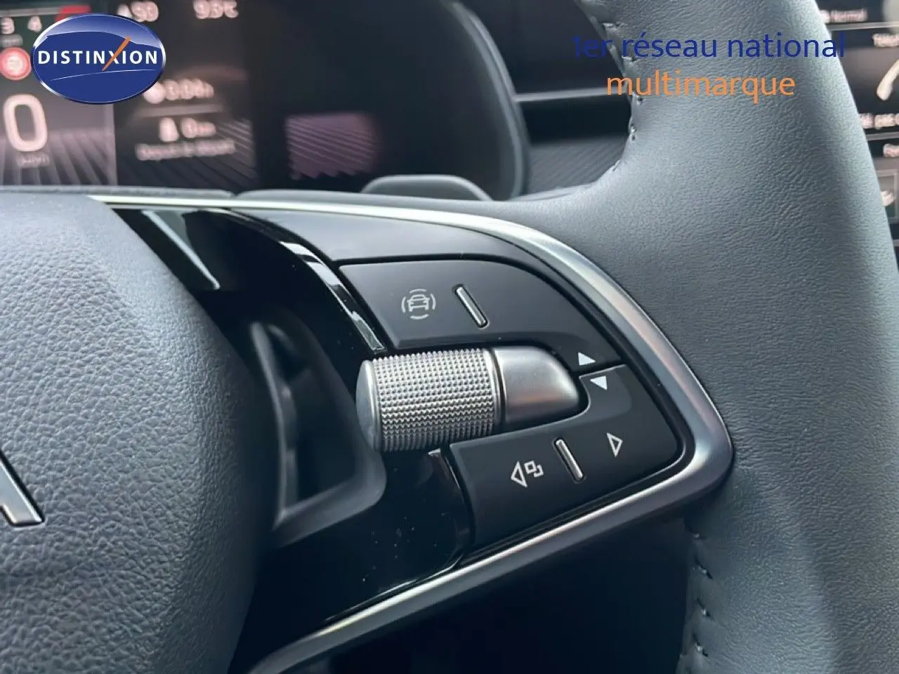 Gros plan sur le volant gris graphite du Skoda Kamiq 2025, mettant en valeur les commandes multifonctions et molette métallique.