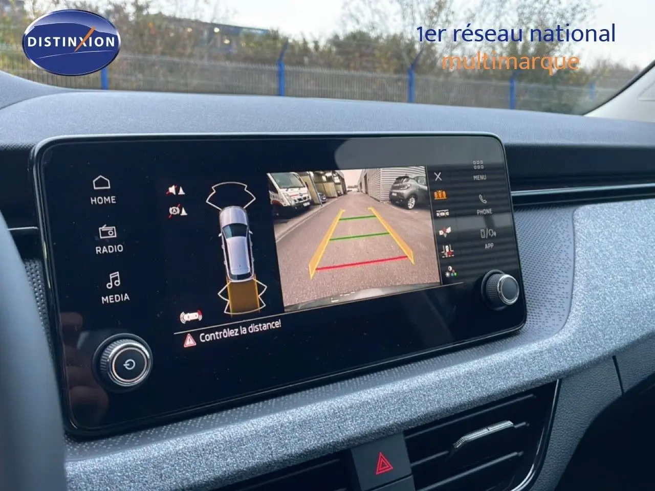 Écran multimédia affichant la caméra de recul d’un Skoda Kamiq gris graphite, vue intérieure côté tableau de bord.