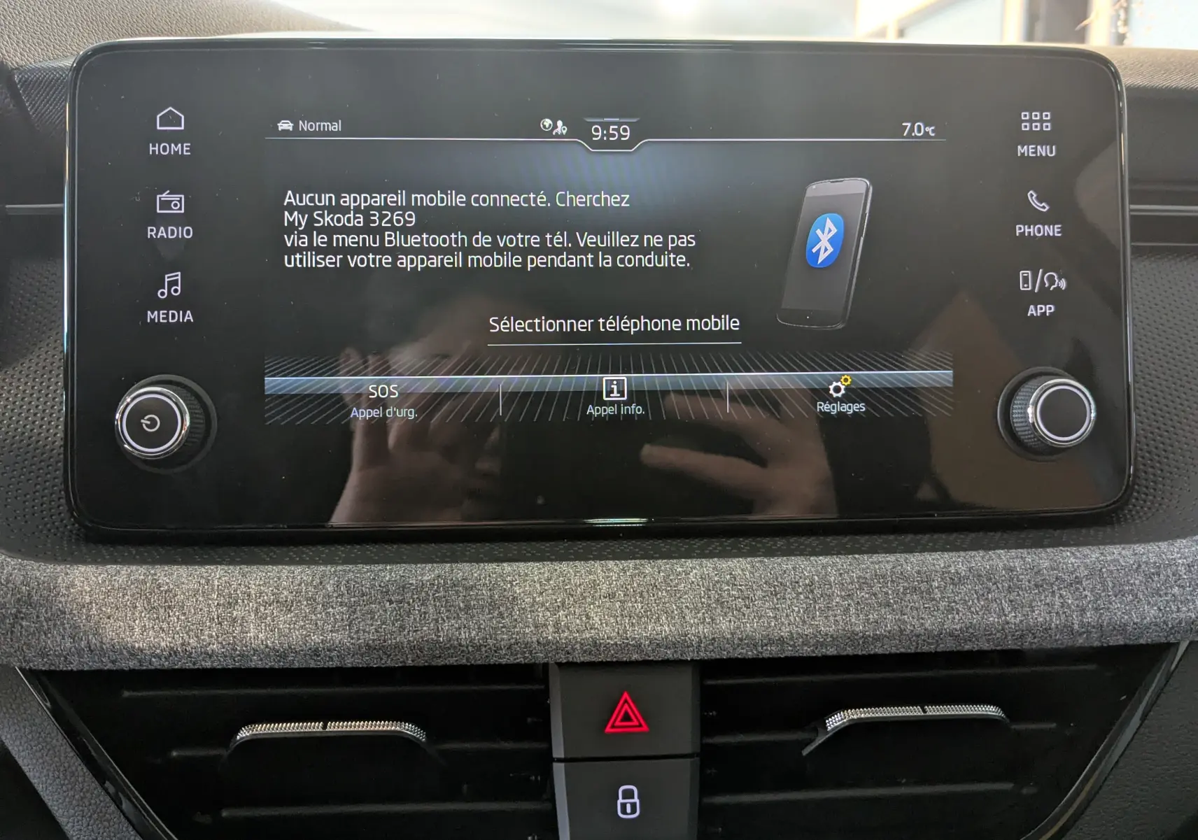 Écran tactile central du Skoda Kamiq 2025 gris graphite, affichant le menu Bluetooth et les réglages.