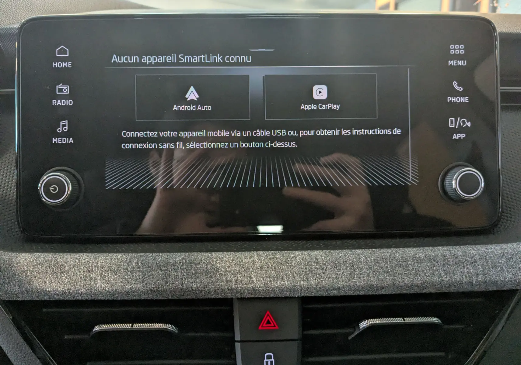 Écran tactile central du Skoda Kamiq 2025 affichant les options Android Auto et Apple CarPlay, avec commandes autour.