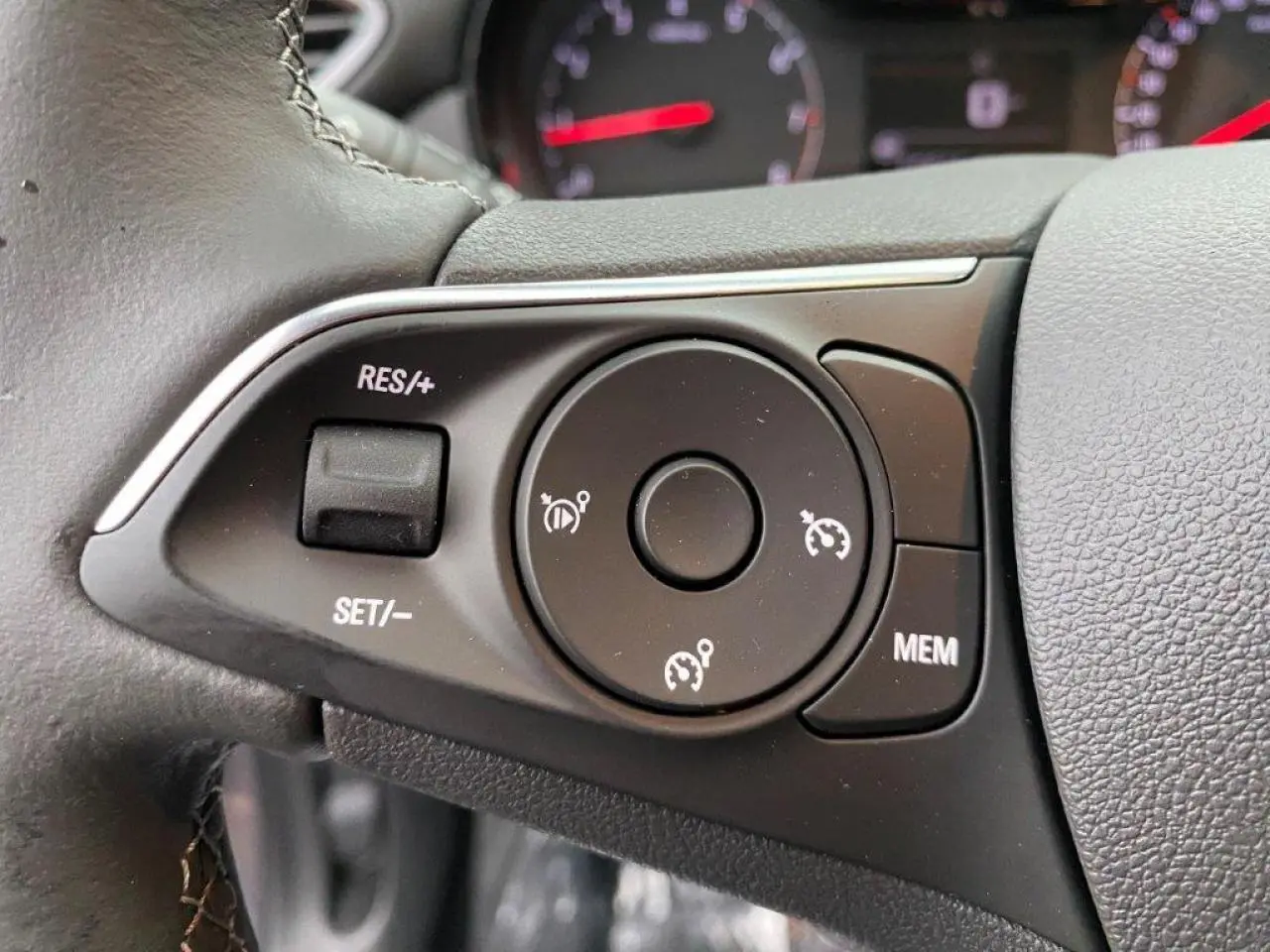Gros plan sur les commandes de régulateur de vitesse au volant cuir de l'Opel Crossland 2022.