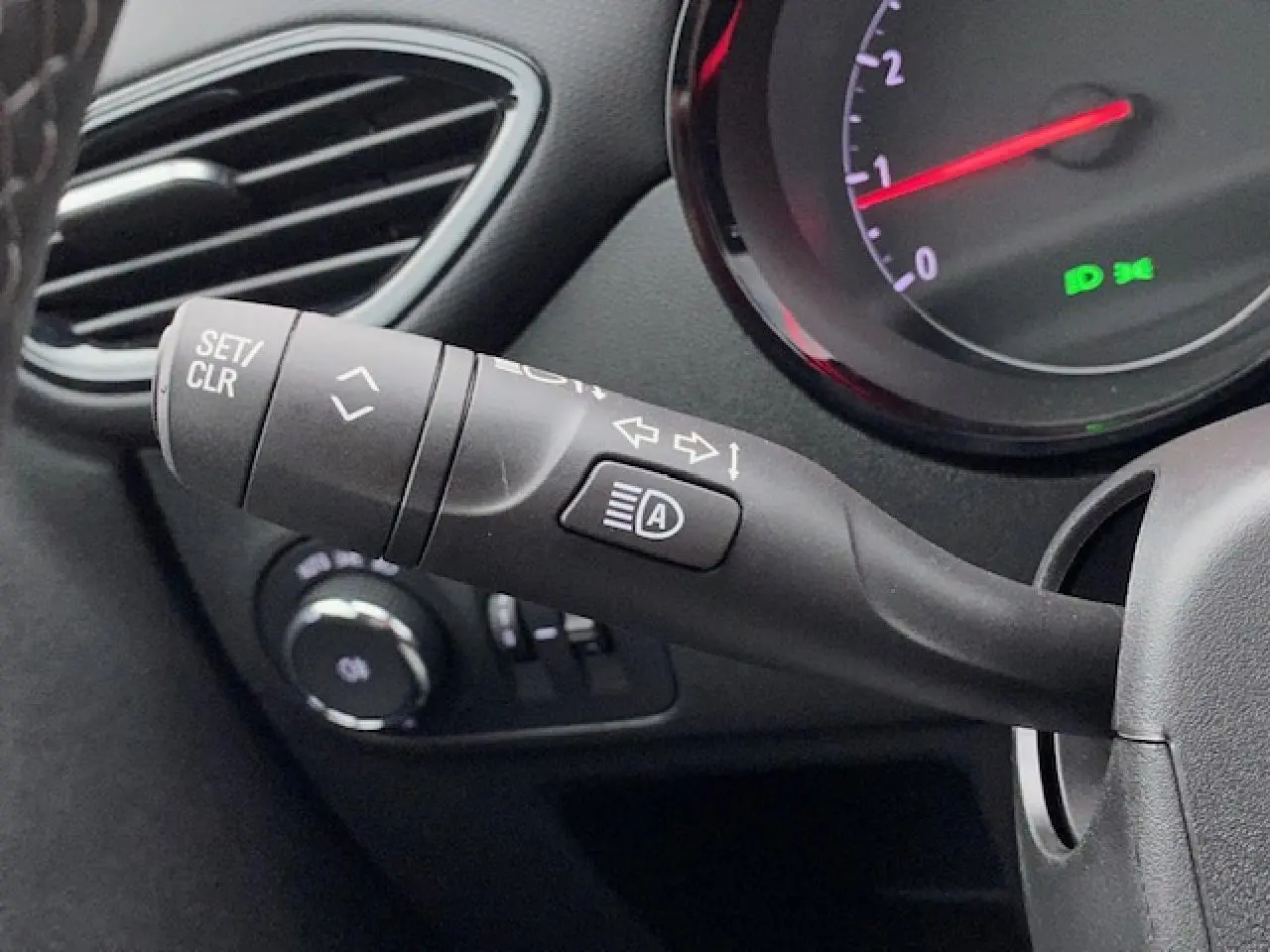 Gros plan sur la commande de clignotant et régulateur du tableau de bord gris foncé de l’Opel Crossland 2022.