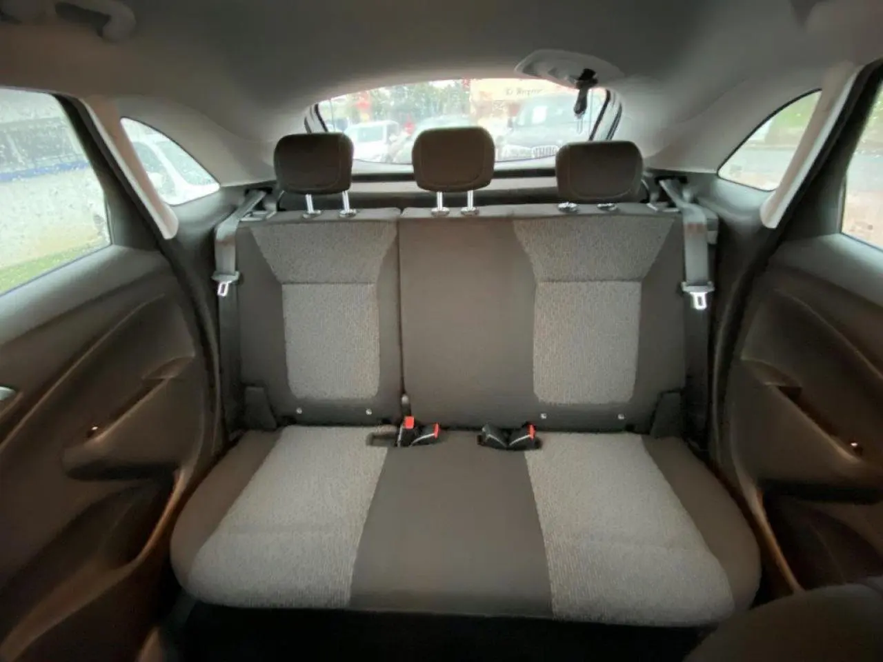 Vue intérieure arrière de la banquette arrière grise et noire de l’Opel Crossland 2022, avec appuie-têtes et ceintures visibles.