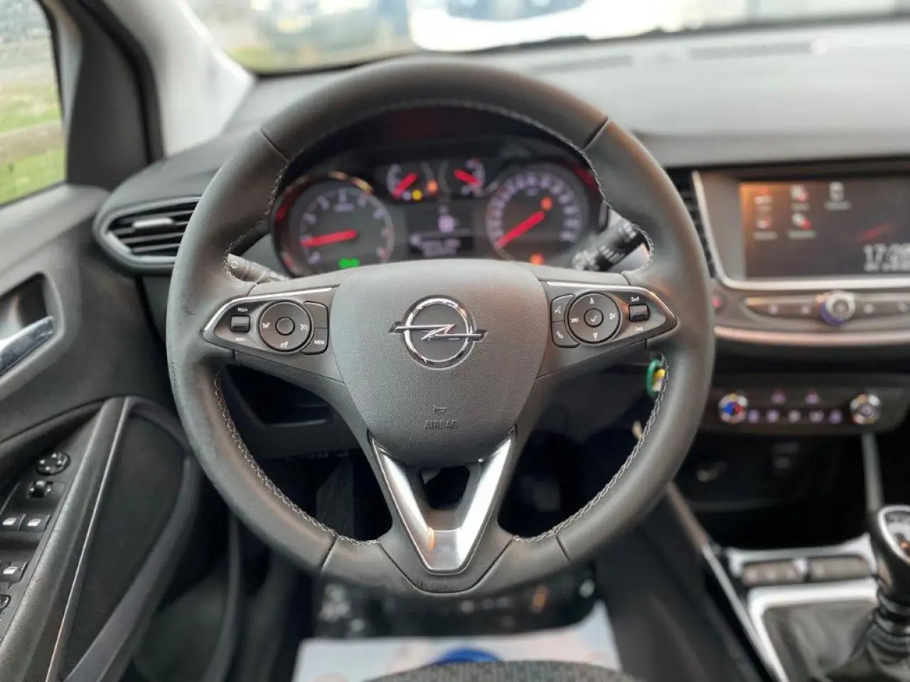 Vue rapprochée du volant en cuir multifonction de l’Opel Crossland 2022 avec tableau de bord et écran tactile.