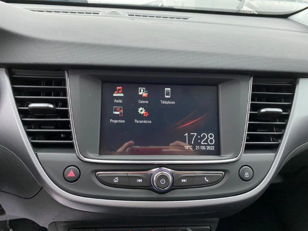 Vue rapprochée de l’écran tactile 7 pouces du tableau de bord de l’Opel Crossland gris métallisé, affichant le menu multimédia.