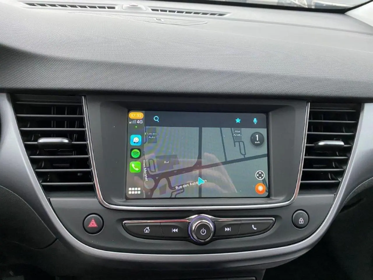 Écran tactile central du tableau de bord de l’Opel Crossland 2022 avec navigation et commandes intégrées.