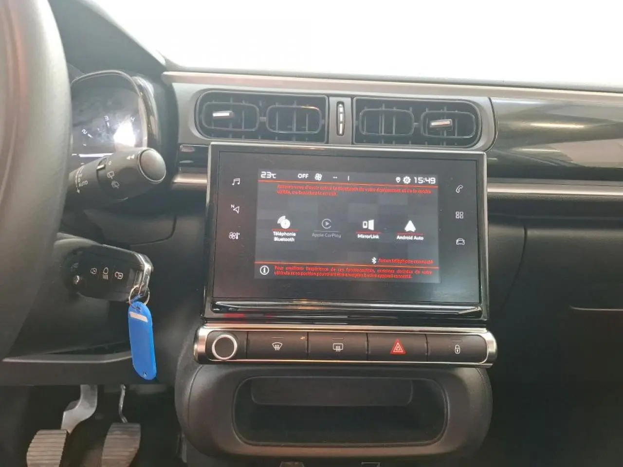 Vue rapprochée du tableau de bord du Citroën C3 gris foncé 2024, avec écran tactile et commandes centrales visibles.