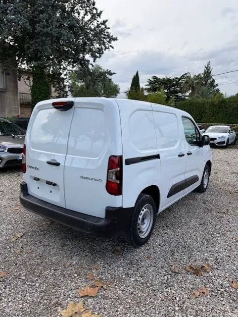 Vue 3/4 arrière droite d'un Citroën Berlingo blanc 2026 version Van Diesel, avec portes arrière pleines et protections noires.