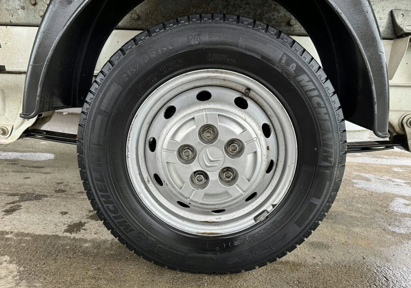 Gros plan sur la roue avant droite du Citroën Jumper benne 2019, jante acier grise avec pneu Michelin noir.