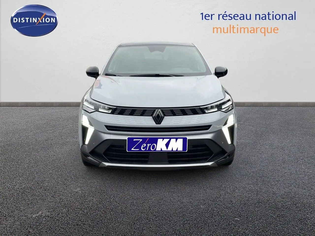 Vue frontale d'une Renault Symbioz E-Tech Full Hybrid 145 Esprit Alpine gris rafale métal avec feux LED allumés.