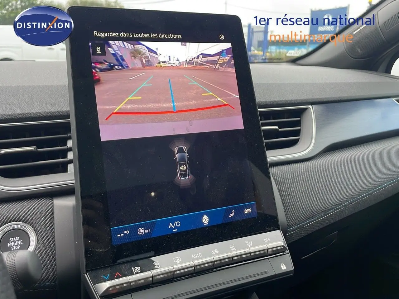 Écran tactile central affichant la caméra de recul dans l’habitacle gris du Renault Symbioz E-Tech Full Hybrid 2025.
