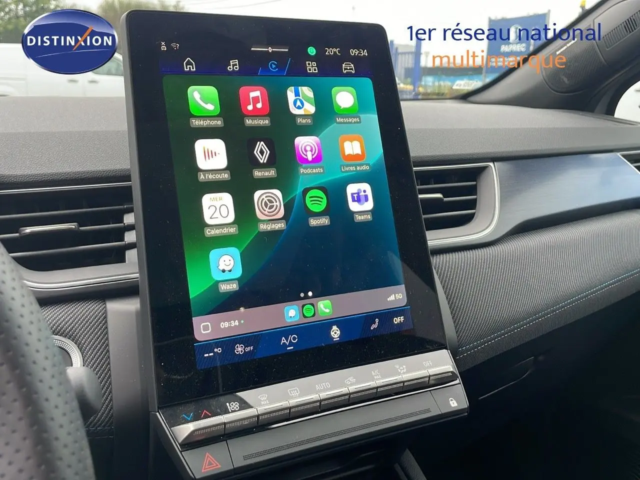 Écran tactile central vertical avec interface connectée dans l’habitacle moderne d’une Renault Symbioz gris Rafale.