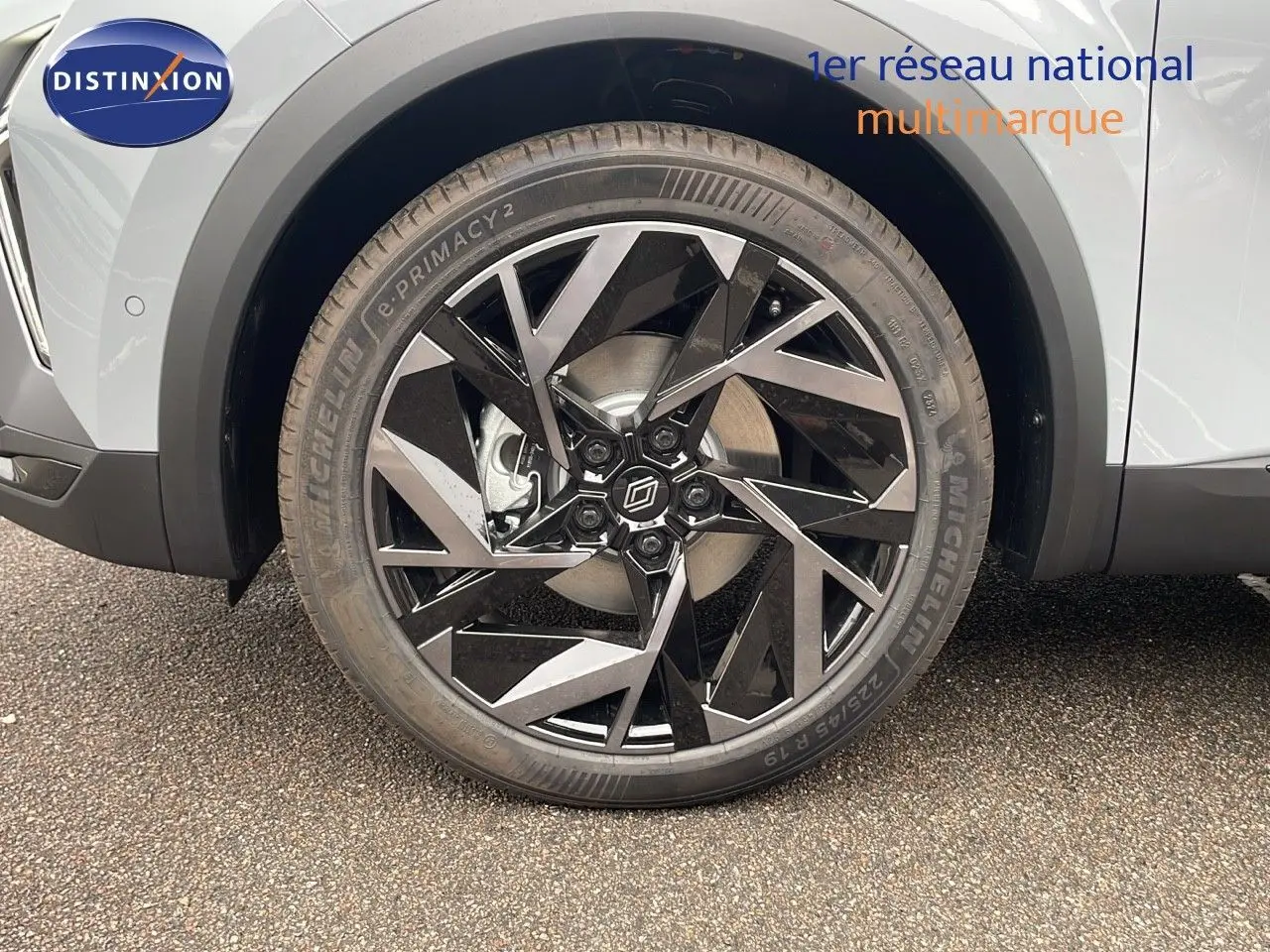 Gros plan sur la roue avant droite d'une Renault Symbioz gris Rafale métal avec jante diamantée noire et argent.