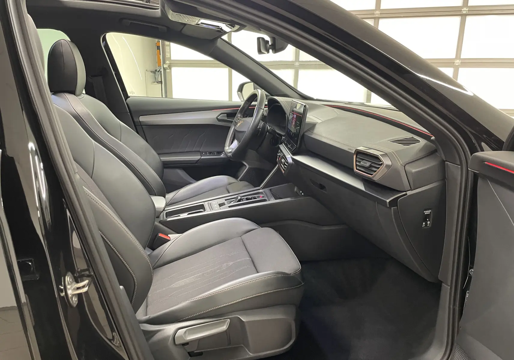 Intérieur noir du CUPRA Formentor 1.5 TSI 150 DSG7 VZ-LINE 2023, vue côté conducteur avec tableau de bord moderne.