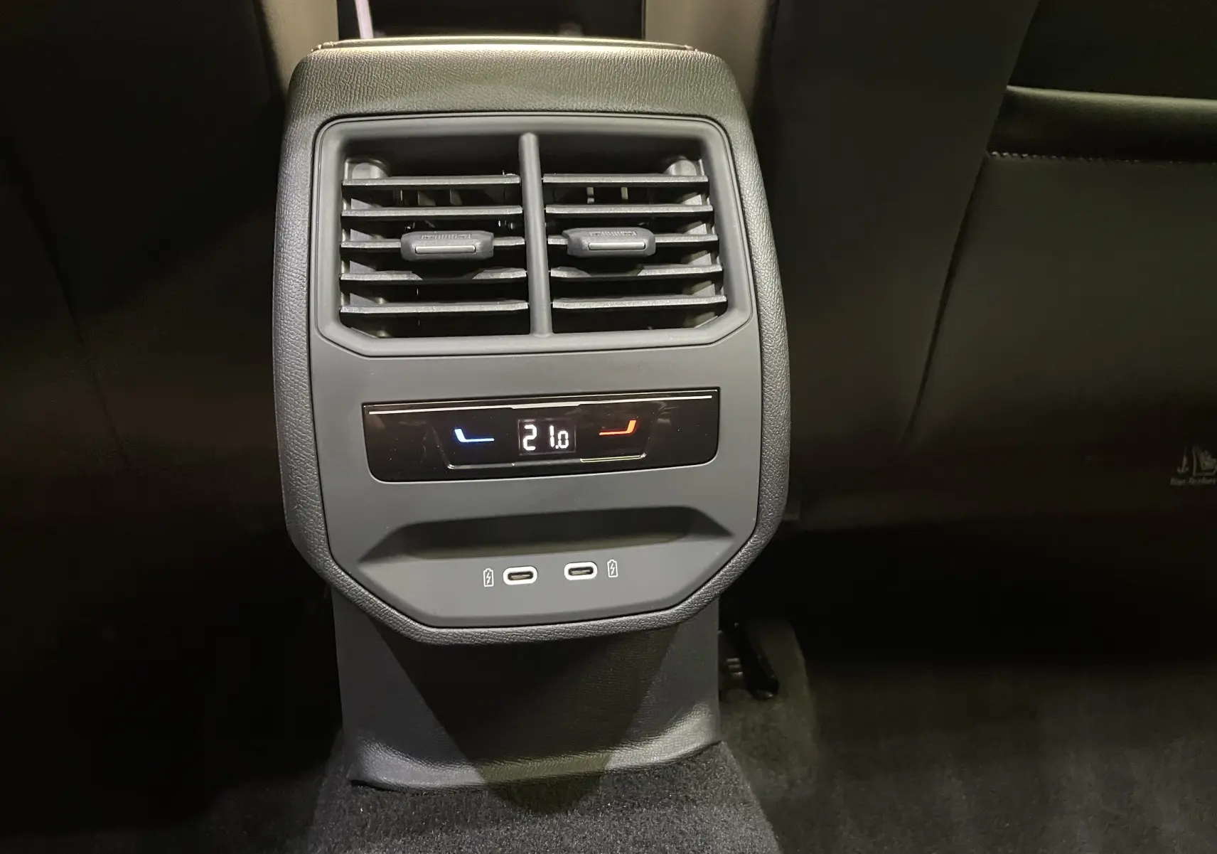 Détail de la console arrière avec réglage de climatisation et ports USB du CUPRA Formentor noir Minuit 2023