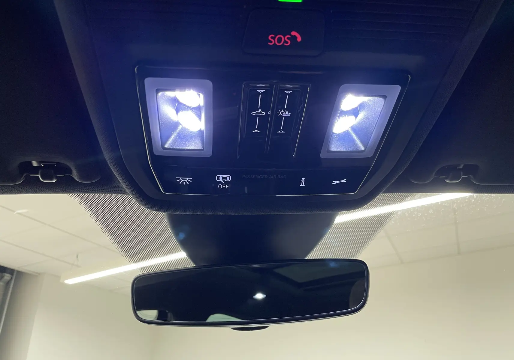 Plafonnier allumé avec commandes et bouton SOS au-dessus du rétroviseur intérieur d'une CUPRA Formentor 2023