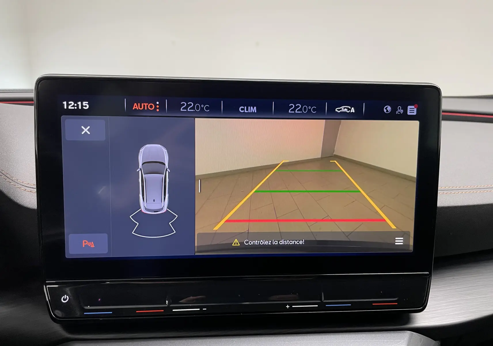 Écran multimédia affichant la caméra de recul et l'alerte de distance du CUPRA Formentor noir Minuit, version 2023.