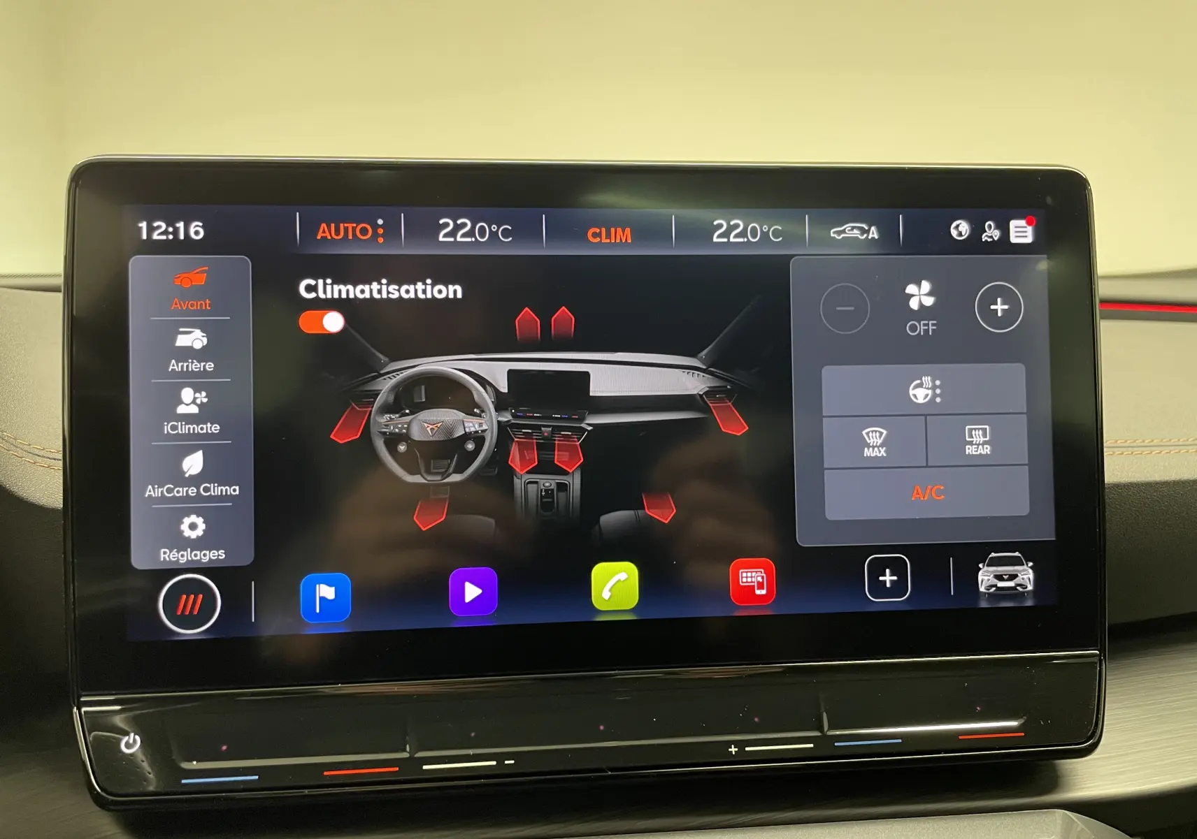 Écran tactile central du tableau de bord du CUPRA Formentor 2023 affichant les réglages de climatisation.