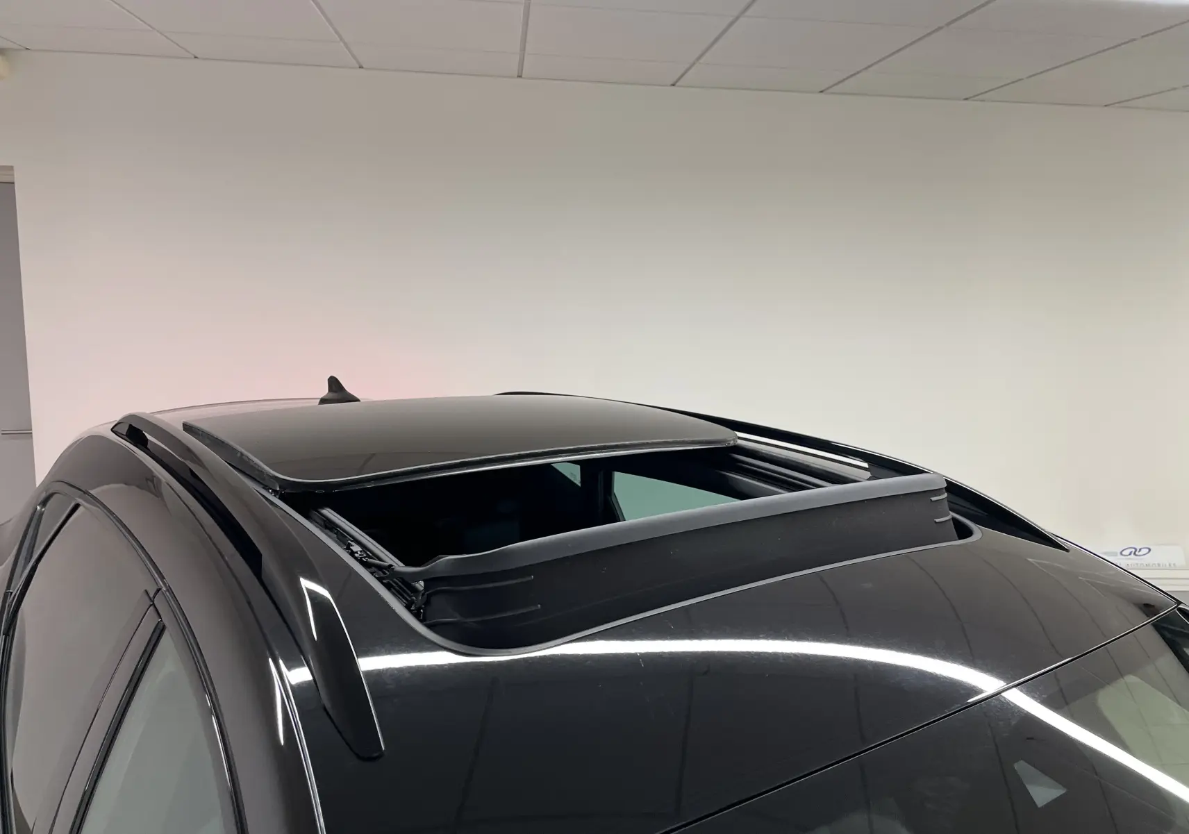 Toit ouvrant panoramique ouvert sur le côté gauche du CUPRA Formentor 2023 Noir Minuit vue de dessus en intérieur.