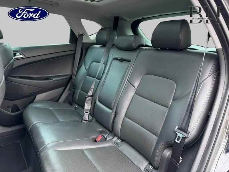 Vue intérieure côté droit des sièges arrière en cuir noir du Hyundai Tucson Phantom Black 2018.