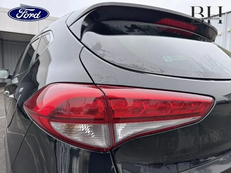 Gros plan sur le feu arrière droit d’un Hyundai Tucson Phantom Black 2018, soulignant la finition et la teinte noire brillante.